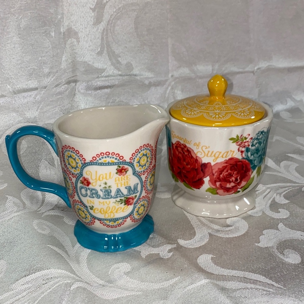 Pioneer woman vintage inspired creamer and sugar bowl set. NEW WITH TAGS